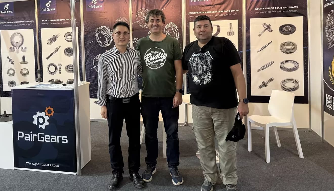 The CEO of PairGears, Feng, took a group photo with the exhibition guests