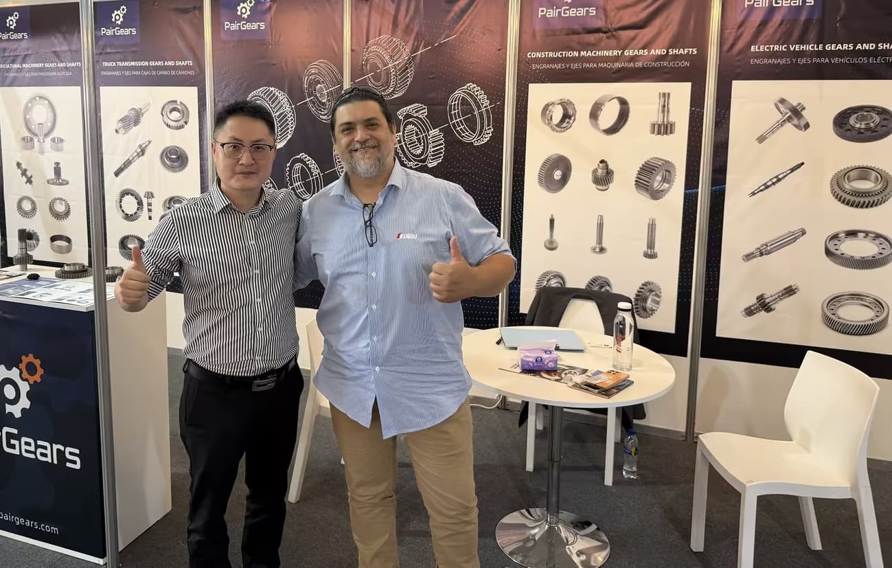 The CEO of PairGears, Feng, took a group photo with the exhibition guests